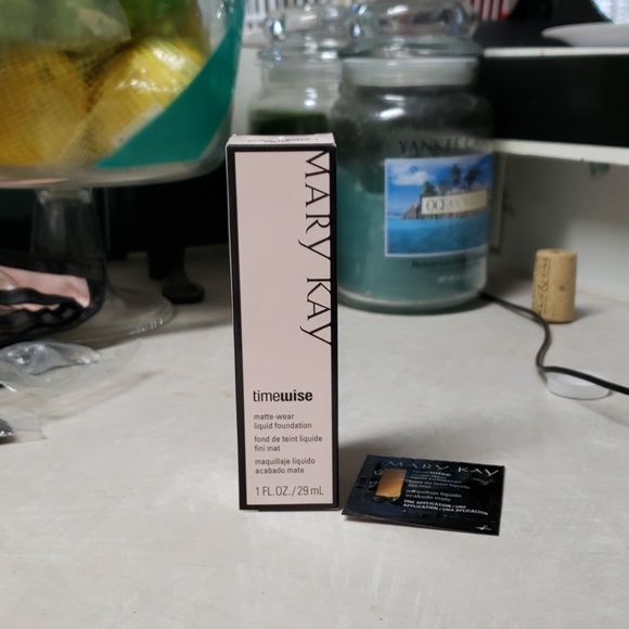Mary Kay Timewise matte-wear liquid foundation - Picture 3 of 5